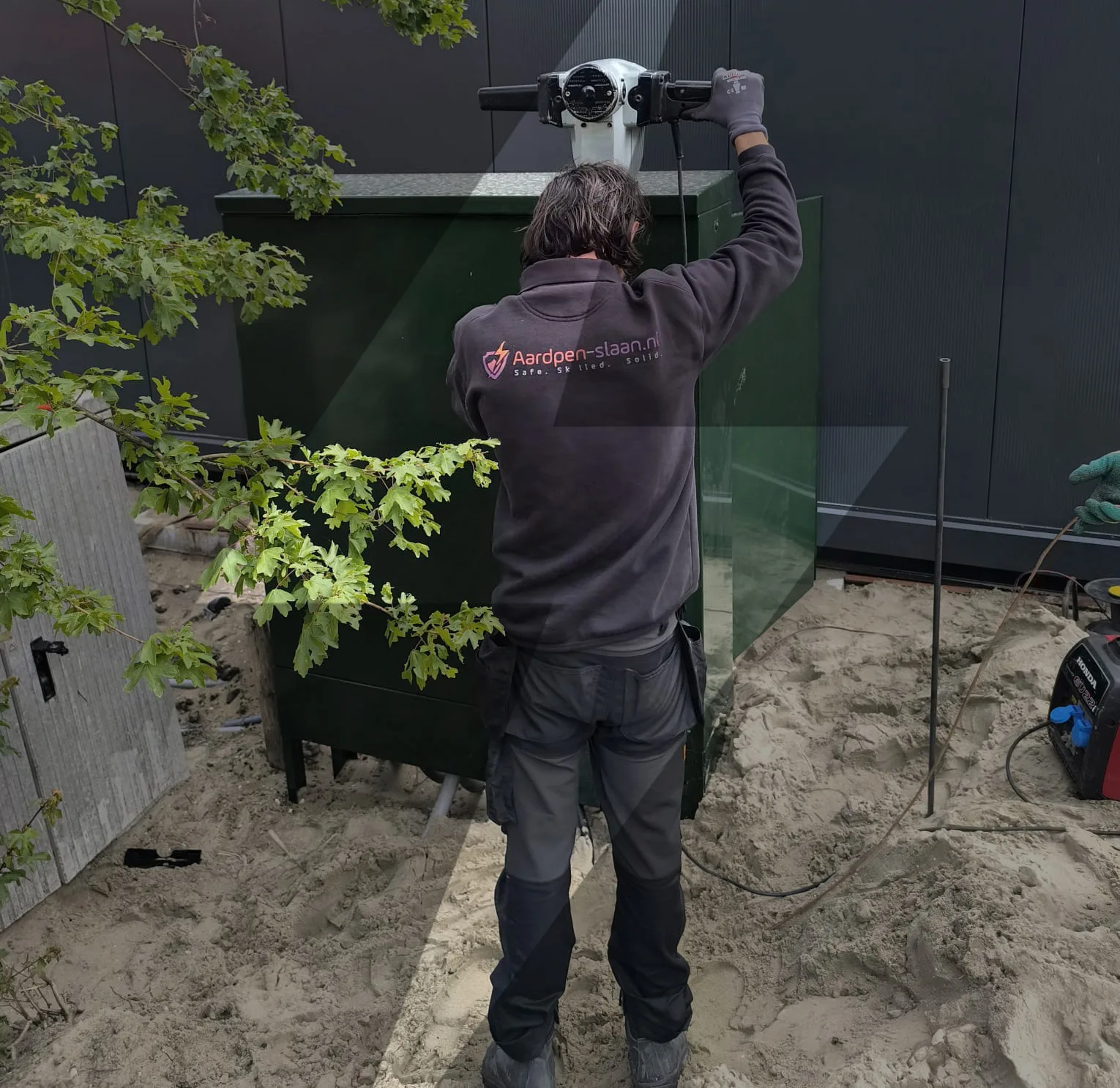 Aardpen slaan met bliksem Aardpen laten slaan Weert