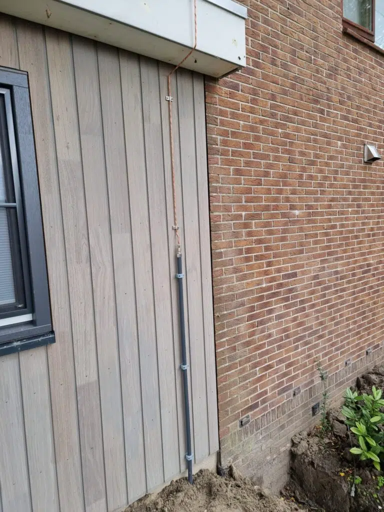 Aardpen verplicht bij oudere panden.jpeg Aardpen slaan Venlo