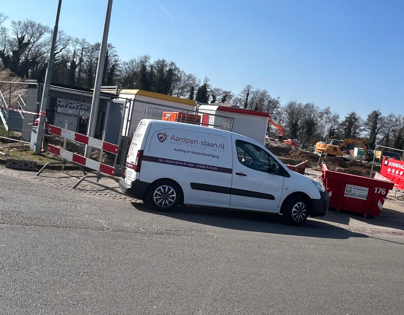 Aardpen slaan meterkast